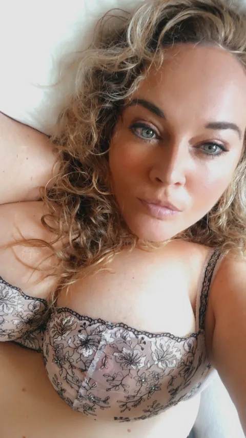 @dutchcurvesinheels