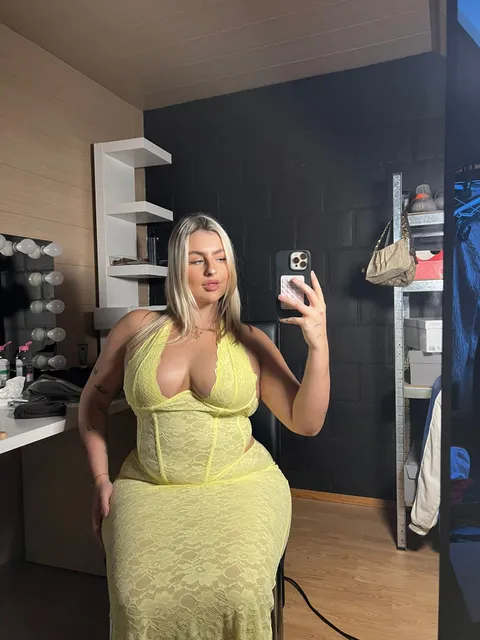 @lauracurvygirl