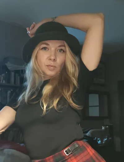 @milfwhithtoys