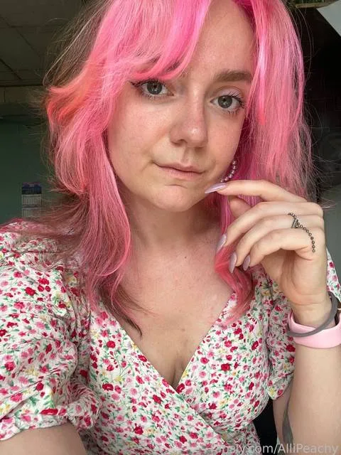 @AlliPeachy