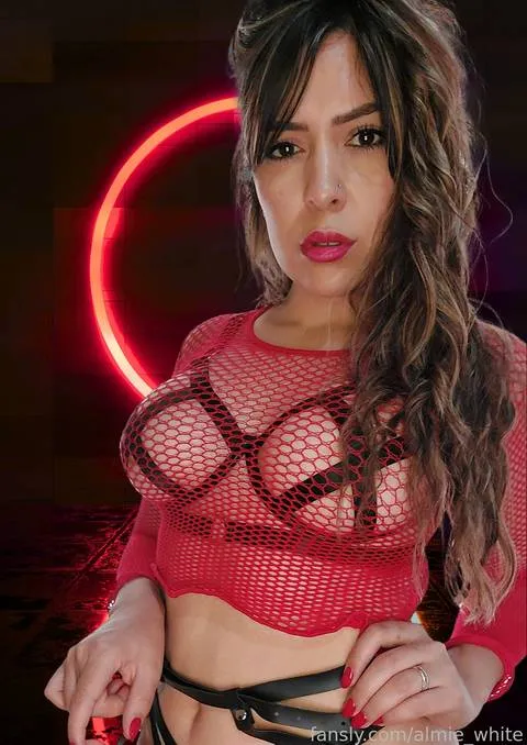 @almie_white