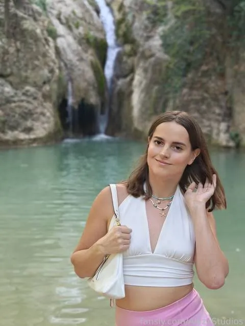 @AlyzaStudios