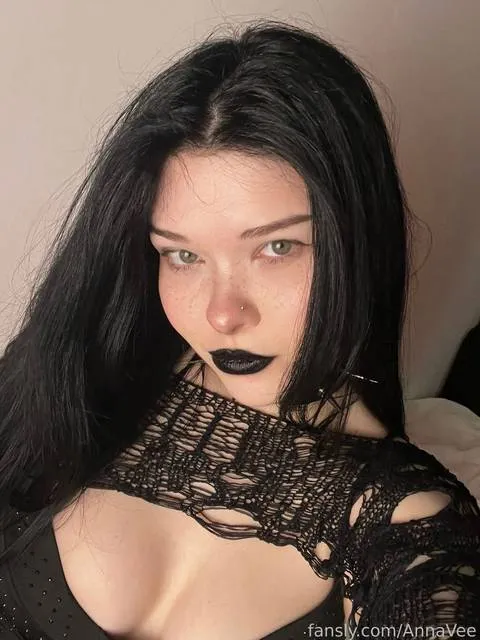 @AnnaVee