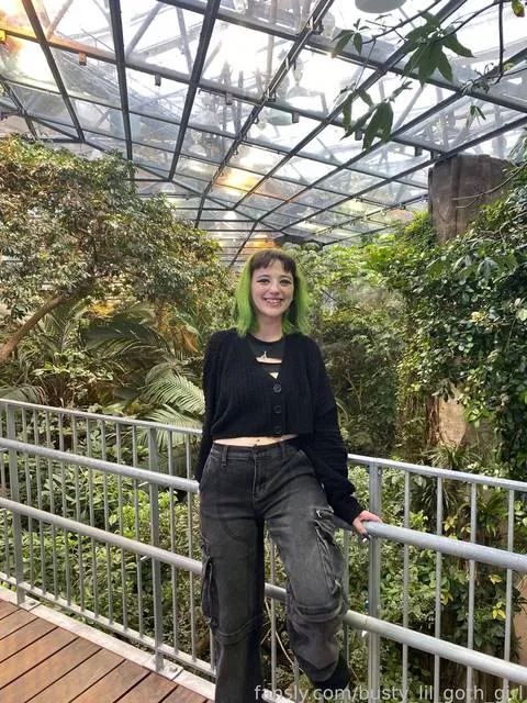 @busty_lil_goth_girl