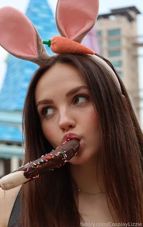 @CosplayLizzie