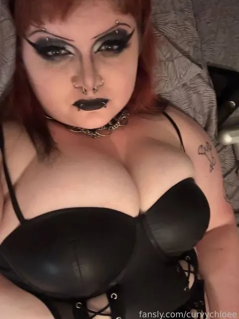 @curvychloee