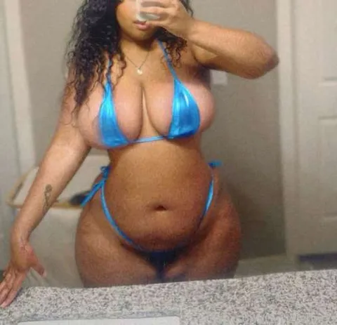 @Curvychoco