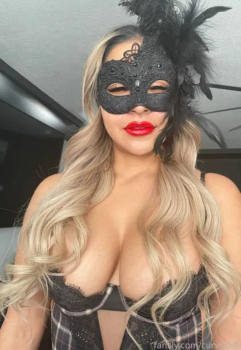 @curvysofi