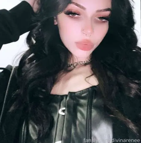 @divinarenee