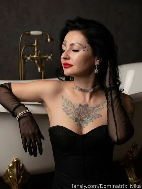 @Dominatrix_Nika