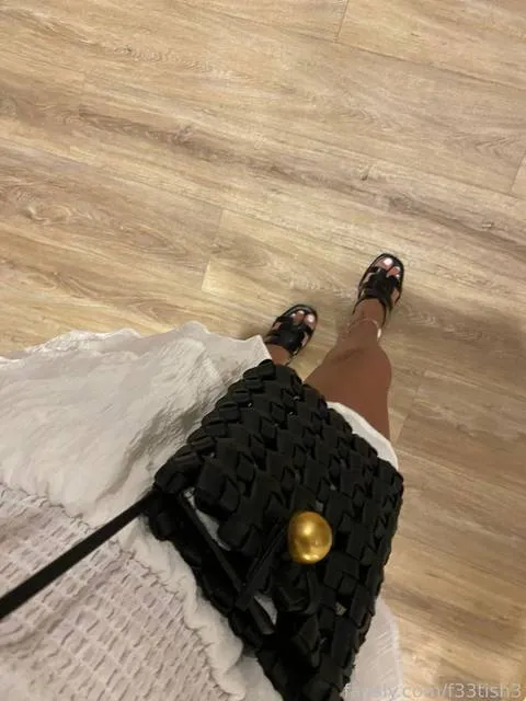 @f33tish3