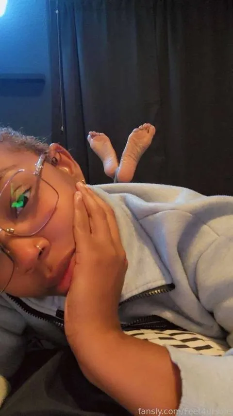 @Feet4ursole