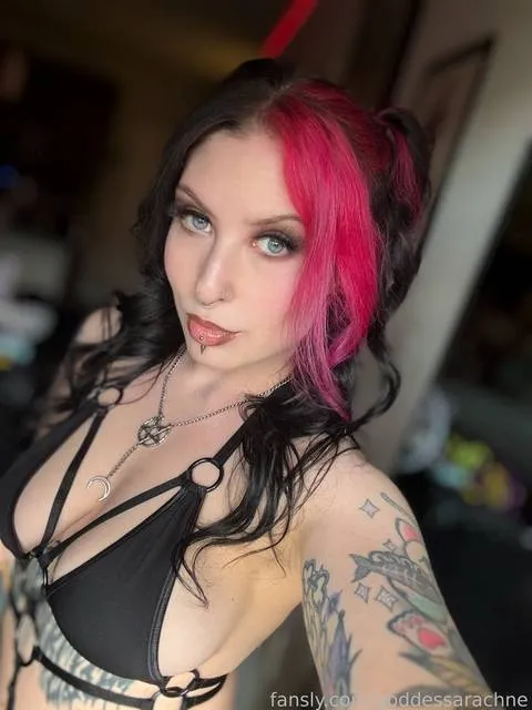 @goddessarachne