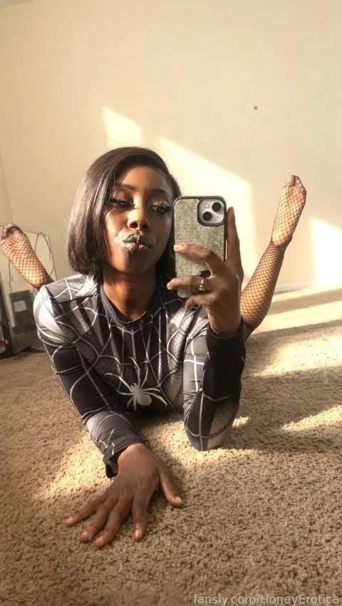 @HoneyErotica