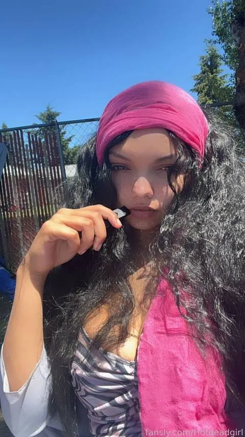 @Hotdeadgirl