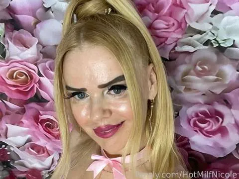 @HotMilfNicole