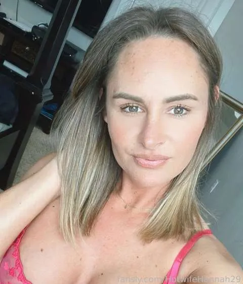 @HotwifeHannah29
