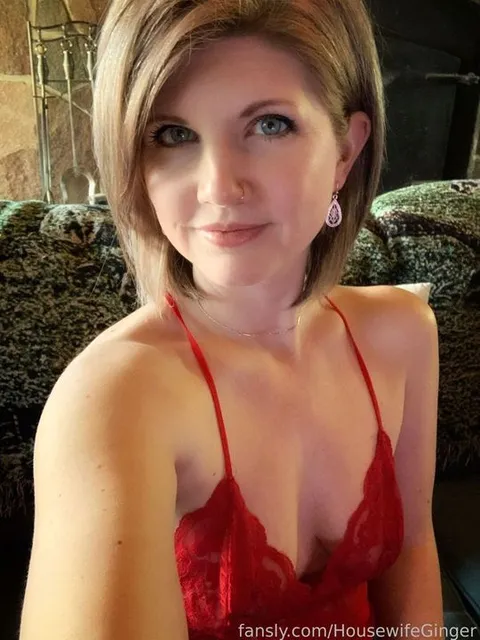 @HousewifeGinger