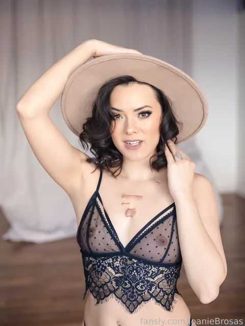 @JoanieBrosas