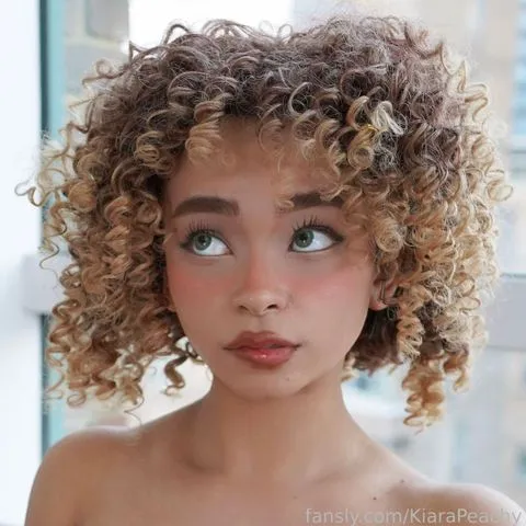 @KiaraPeachy