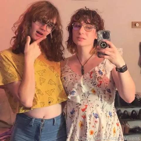 @LesbianVixens
