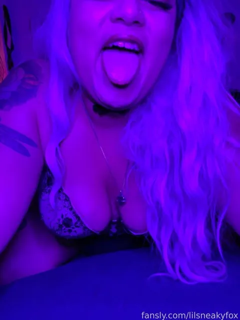 @lilsneakyfox