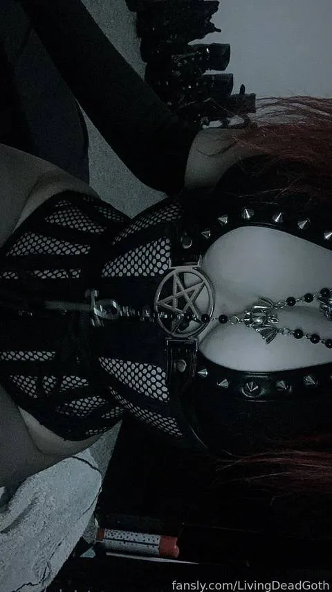 @LivingDeadGoth