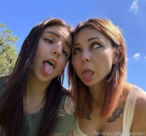 @lolapixel