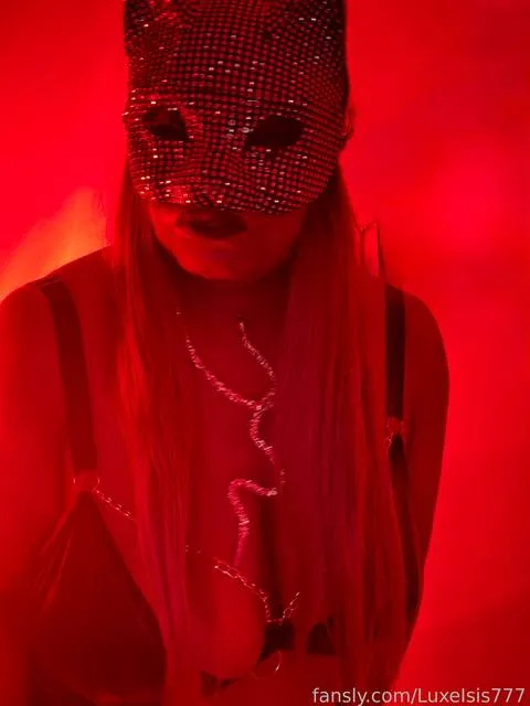 @LuxeIsis777