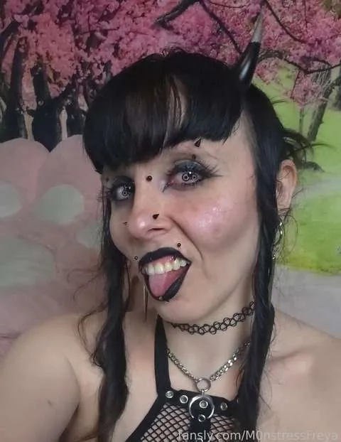 @M0nstressFreya