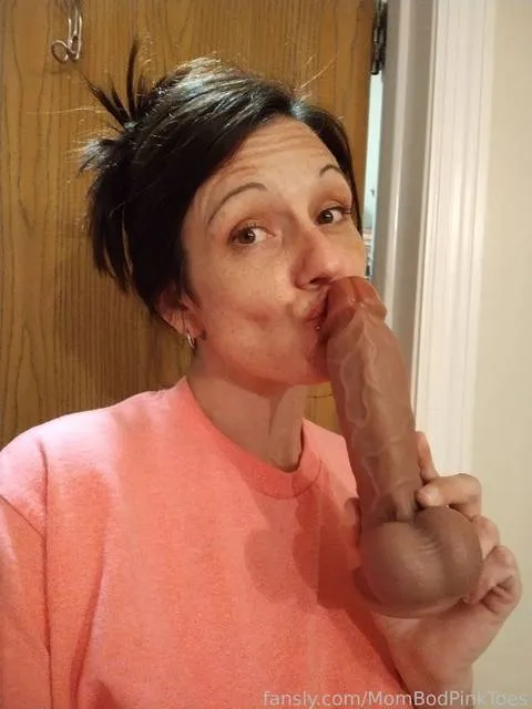 @MomBodPinkToes