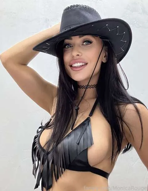 @MonicaRouge