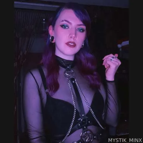 @MYSTIK_MINX
