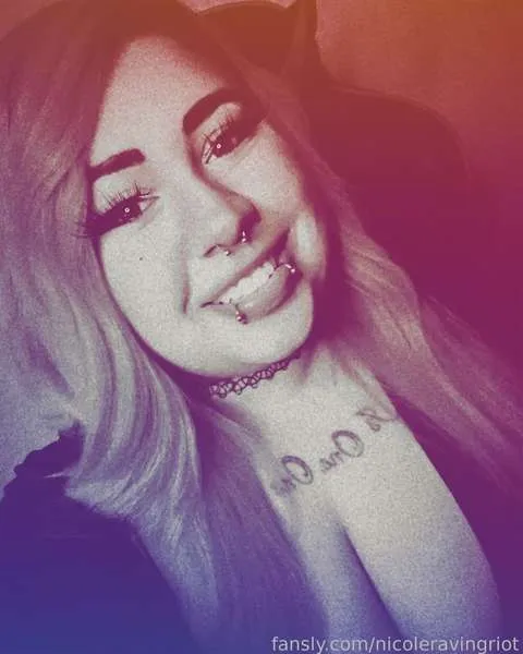@nicoleravingriot