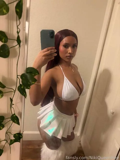 @NikiQueenBee