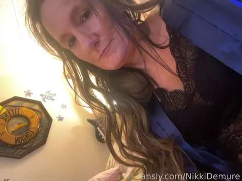 @NikkiDemure