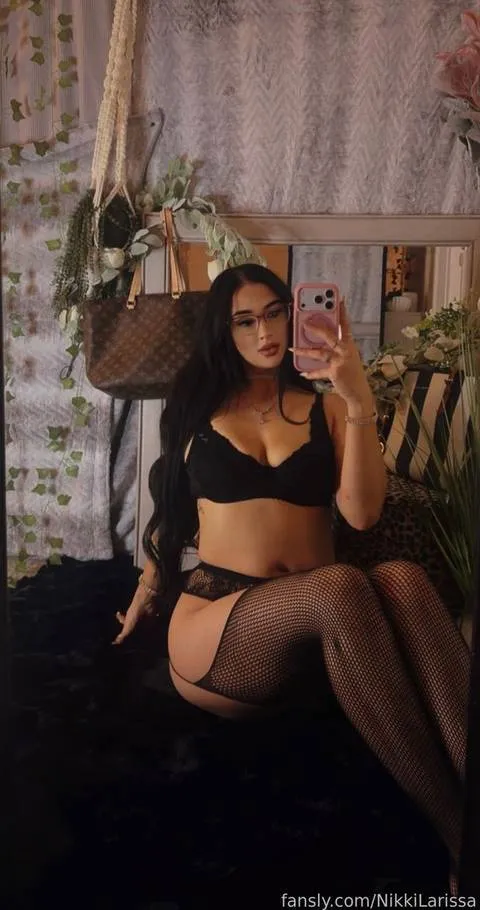 @NikkiLarissa