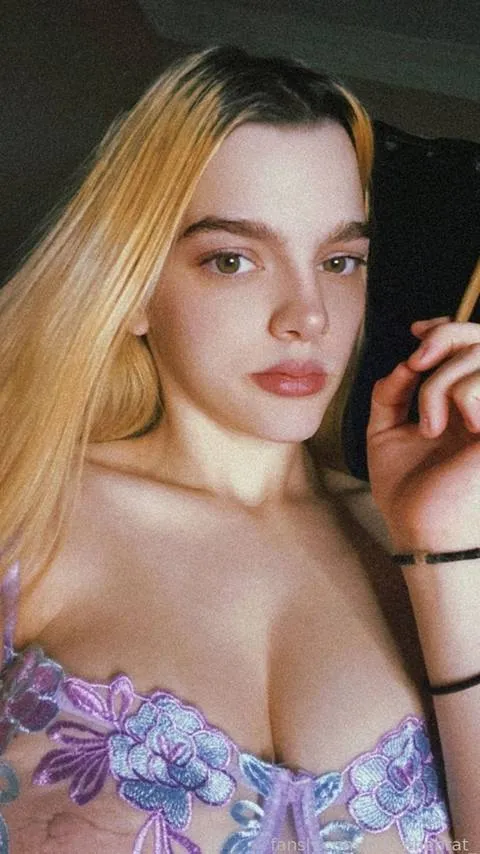 @Nikkithebrat_