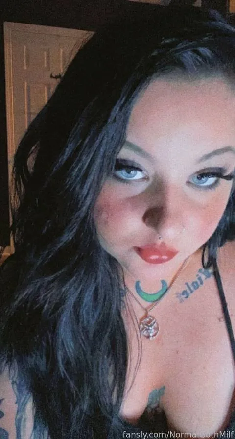 @NormalGothMilf