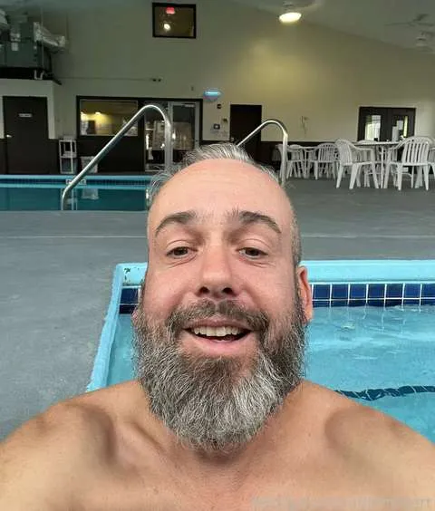 @nudistrobert