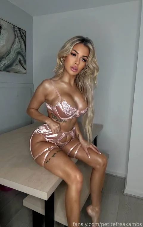 @petitefreakambs