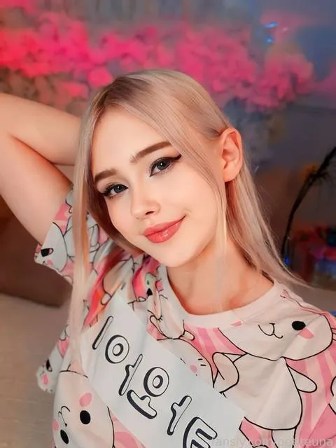 @petiteuna