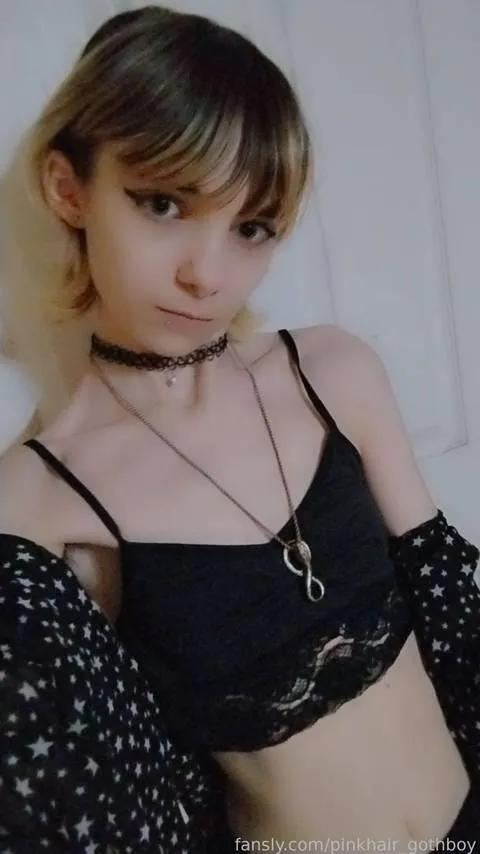 @pinkhair_gothboy