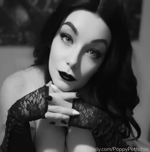 @PoppyPetrichor