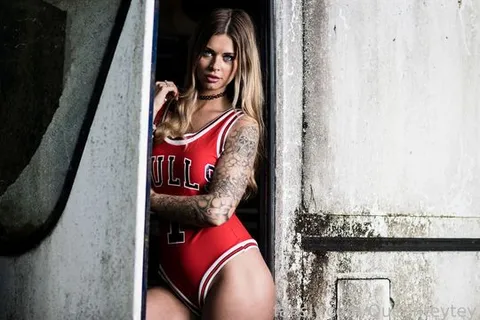 @Queenteytey