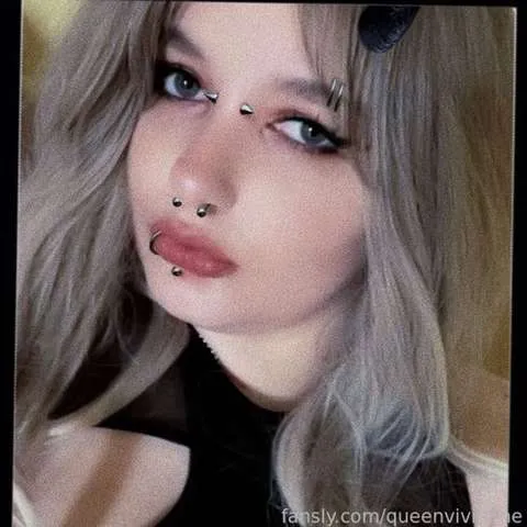 @queenvivienne