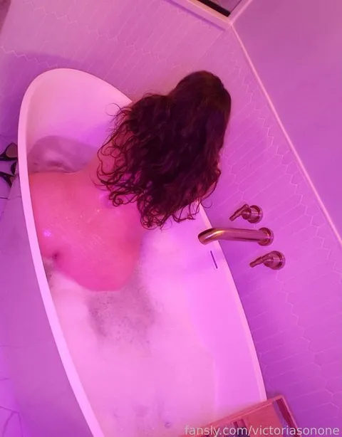 @victoriasonone