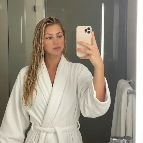 @bellaabardon