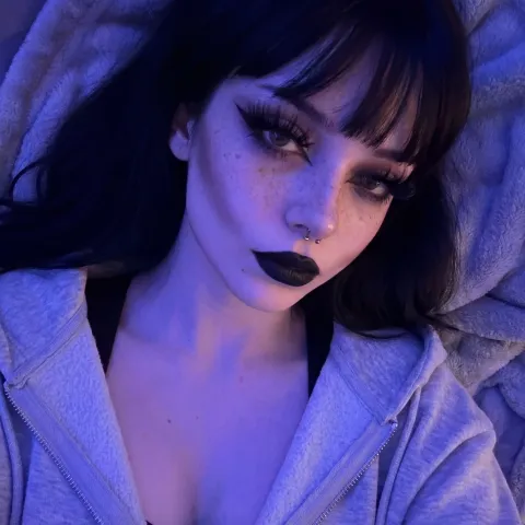 @emilyblackk._