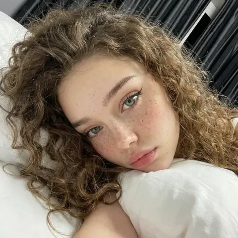 @hazelthrone